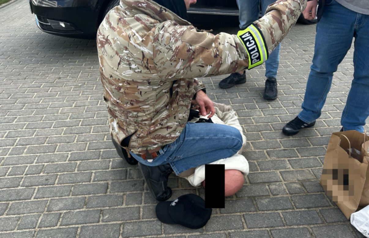 Chciał uciec z torbą wypchaną pieniędzmi. Oszust zatrzymany na gorącym uczynku