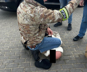 Chciał uciec z torbą wypchaną pieniędzmi. Oszust zatrzymany na gorącym uczynku