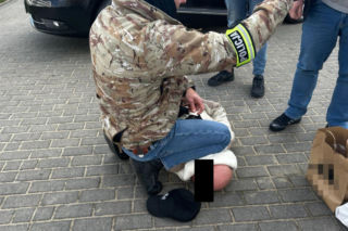 Chciał uciec z torbą wypchaną pieniędzmi. Oszust zatrzymany na gorącym uczynku