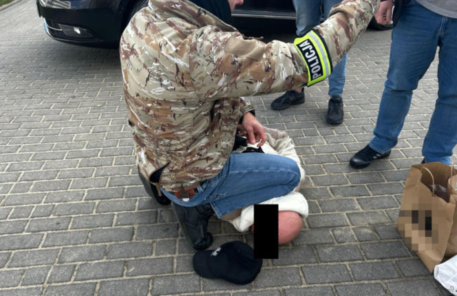 Chciał uciec z torbą wypchaną pieniędzmi. Oszust zatrzymany na gorącym uczynku