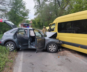 Potworna kraksa busa i osobówki. Ponad 20 poszkodowanych, w tym dzieci!