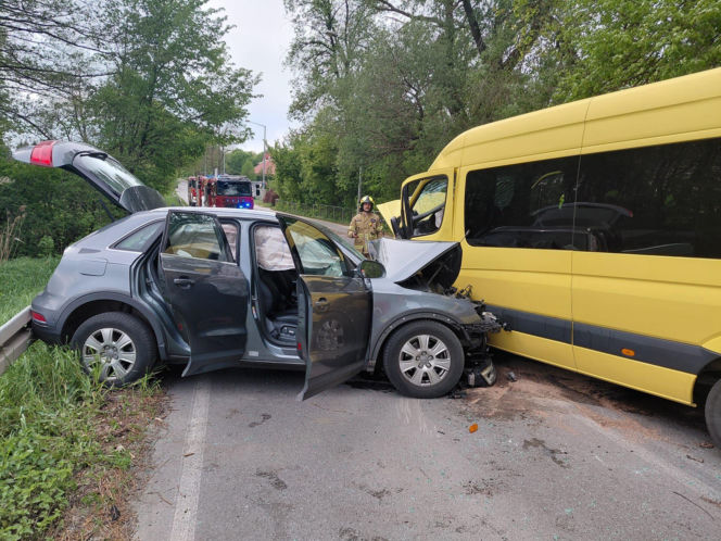 Potworna kraksa busa i osobówki. Ponad 20 poszkodowanych, w tym dzieci!