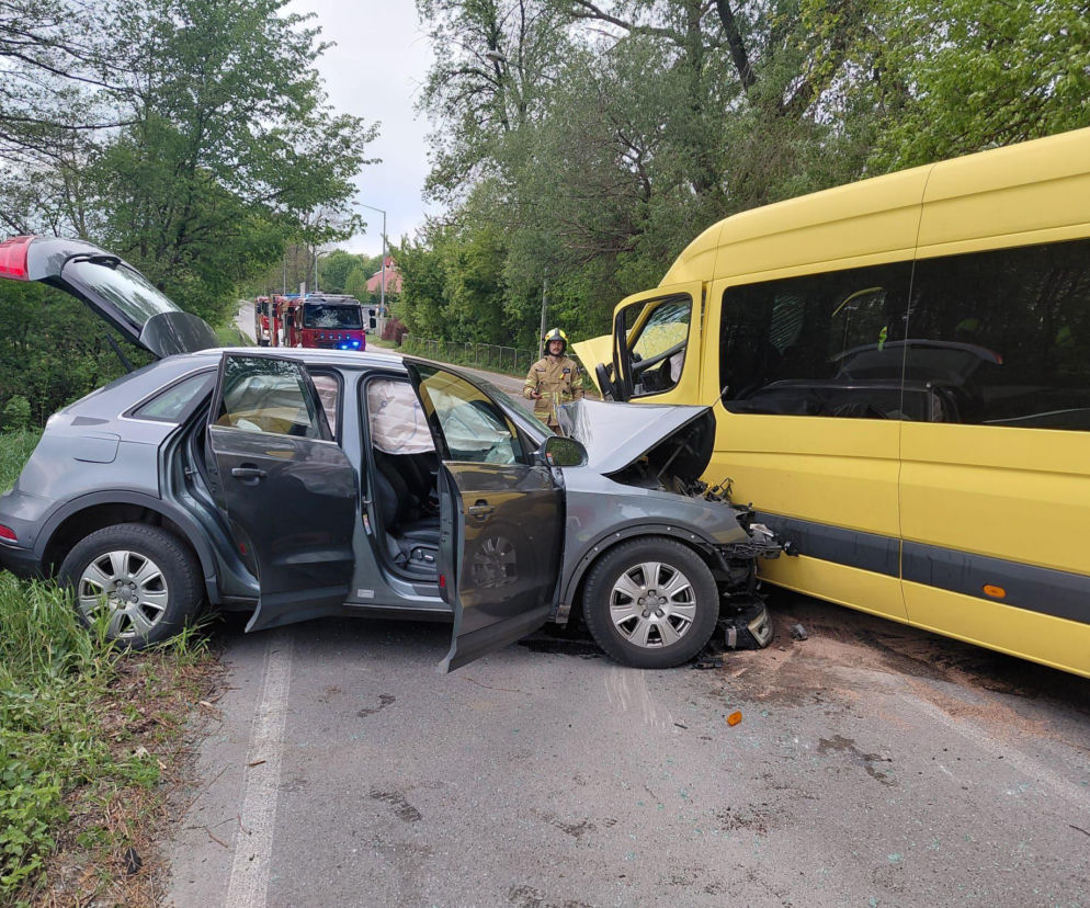 Czołowe zderzenie busa z osobówką pod Lublinem. Nie żyje 72-latek
