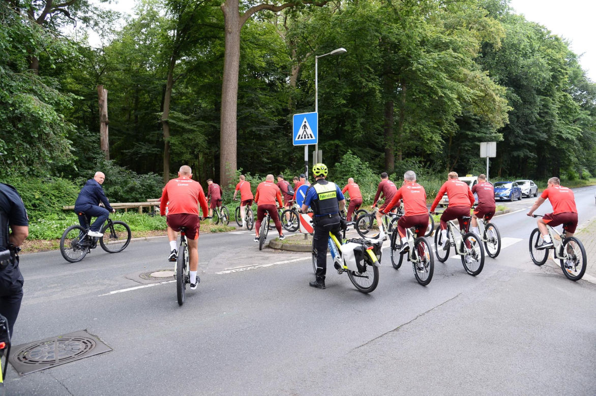 Piłkarze przyjechali na trening rowerami. Skorupski się zgubił