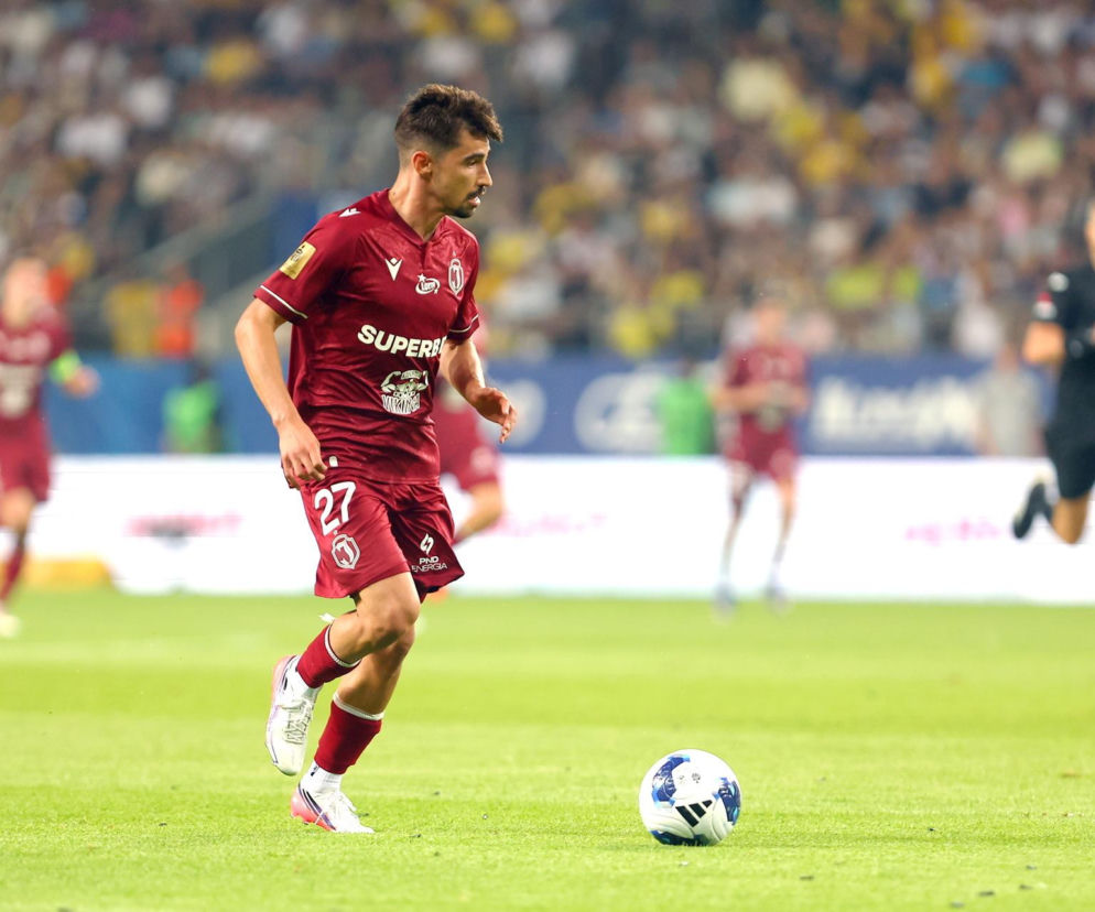 Rodrigo Conceicao z Jagiellonii biegnie z piłką podczas meczu. O nowej sile zespołu przeczytasz na SE Supersport.