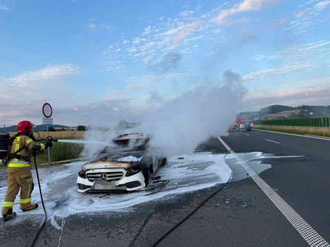 Pożar samochodu na S3! Droga w kierunku granicy zablokowana. Są utrudnienia