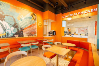 Szczęśliwa siódemka” Popeyes w Warszawie! Legendarny kurczak z Luizjany w końcu przekracza Wisłę