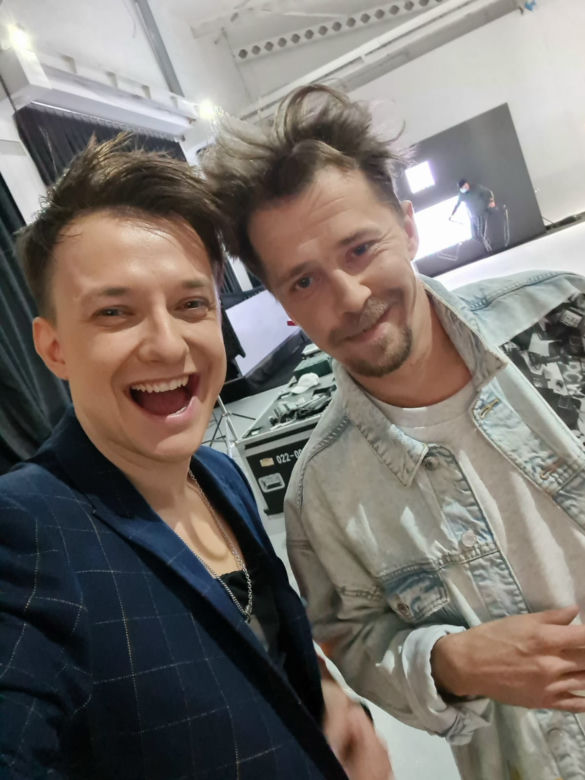 Bartosz Obuchowicz i piękne kobiety w klipie Pawła Tura