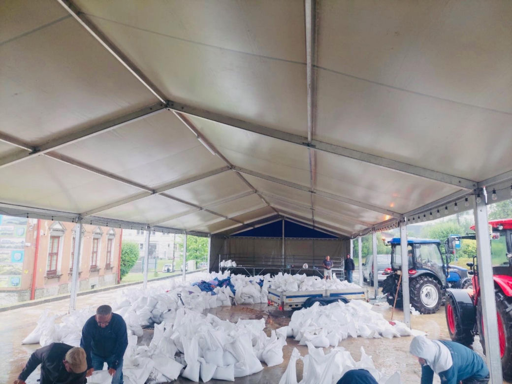 Rozdawanie worków z piaskiem w gminie Goleszów (powiat cieszyński)