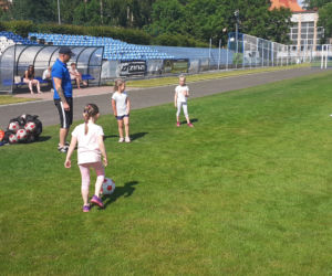 Treningi piłkarskie dla dziewczynek na stadionie