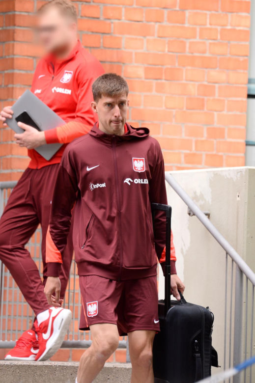 Załamani piłkarze idą na trening