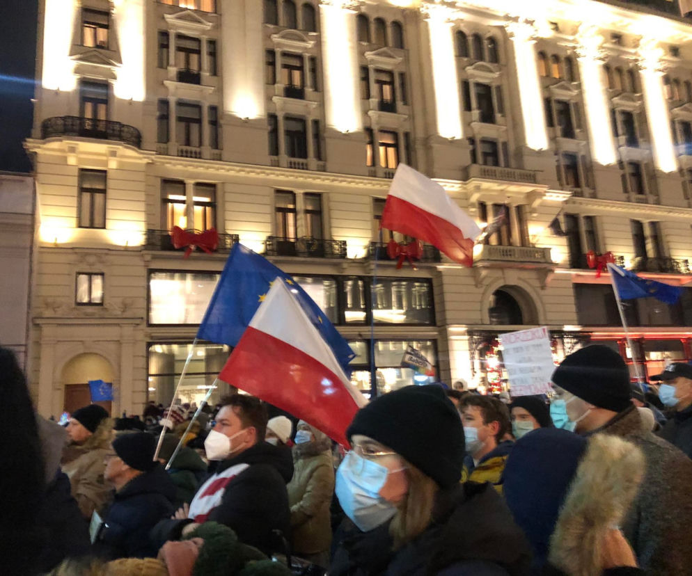 Manifecja w obronie TVN przed Pałacem Prezydenckim w Warszawie