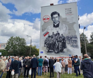 W Radomiu odsłonięto mural pamięci księdza Romana Kotlarza 