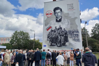 W Radomiu odsłonięto mural pamięci księdza Romana Kotlarza 