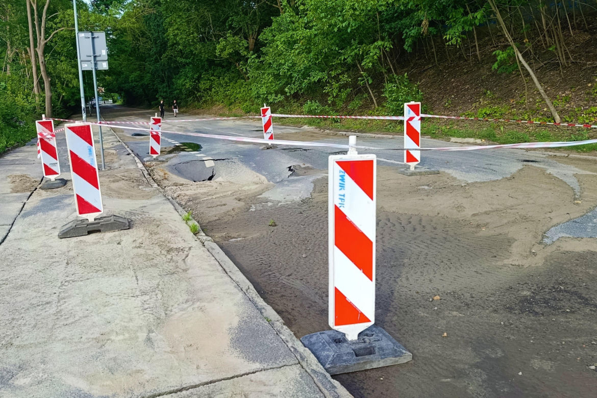 Ulica Starkiewicza zamknięta po awarii wodociągu