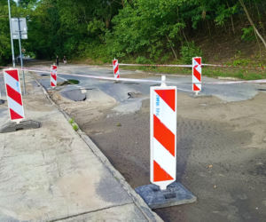 Ulica Starkiewicza zamknięta po awarii wodociągu