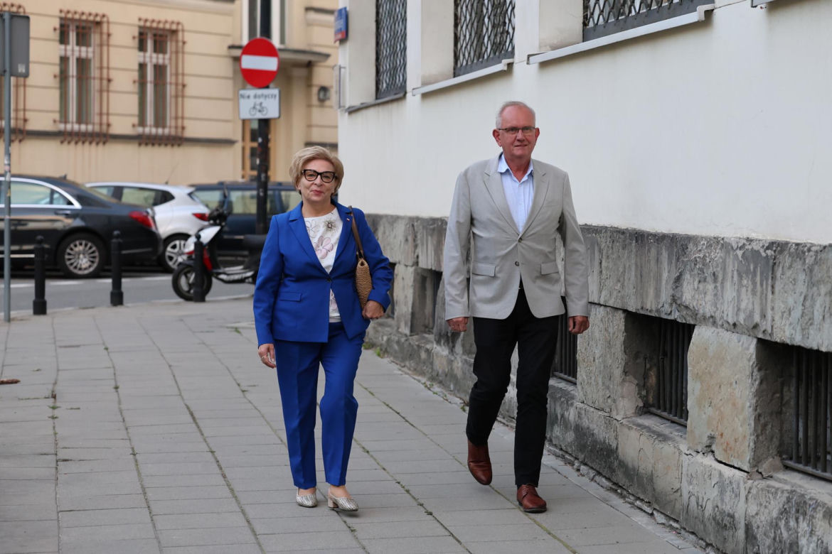 Zamiast na Nowogrodzkiej, Morawiecki i jego stronnicy spotkali się przy Konopnickiej. Były cukierki dla dziennikarzy
