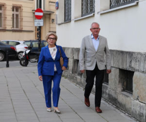 Zamiast na Nowogrodzkiej, Morawiecki i jego stronnicy spotkali się przy Konopnickiej. Były cukierki dla dziennikarzy