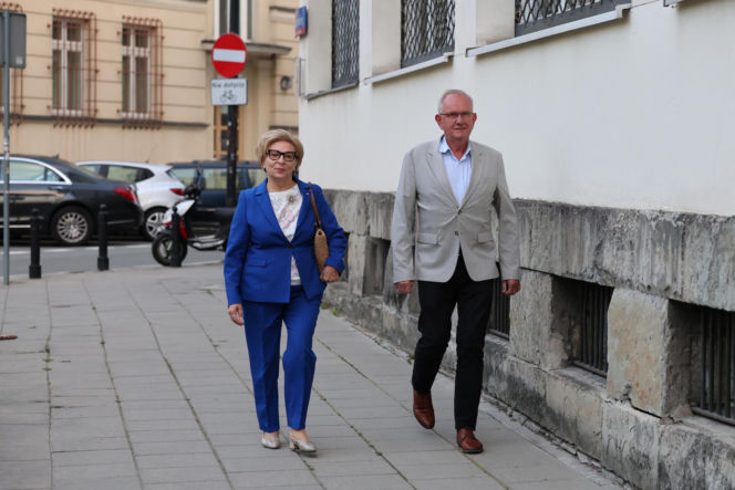 Zamiast na Nowogrodzkiej, Morawiecki i jego stronnicy spotkali się przy Konopnickiej. Były cukierki dla dziennikarzy