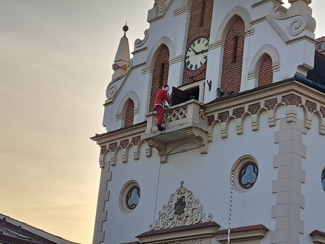 Parada Św. Mikołaja w Rzeszowie. Tłumy dzieci na spotkaniu ze Świętym na Rynku