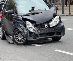 Zderzenie radiowozu na sygnale ze smartem w centrum Warszawy. Policjant trafił do szpitala