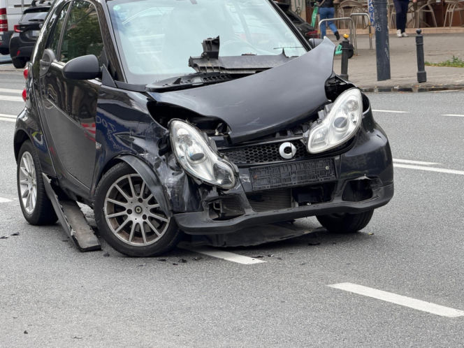 Zderzenie radiowozu na sygnale ze smartem w centrum Warszawy. Policjant trafił do szpitala
