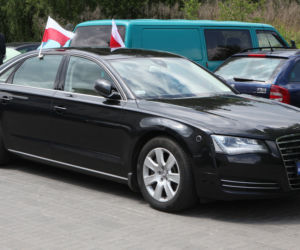 Premier Donald Tusk jest wożony Audi A8