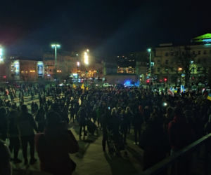 Manifestacja przeciwko wojnie na Ukrainie na placu Solidarności w Szczecinie