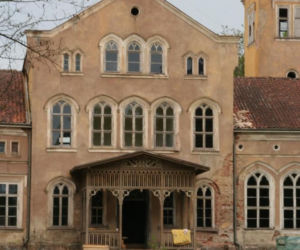 Ta wieś ma ponad 600 lat. Zachował się w niej wyjątkowy neogotycki pałac