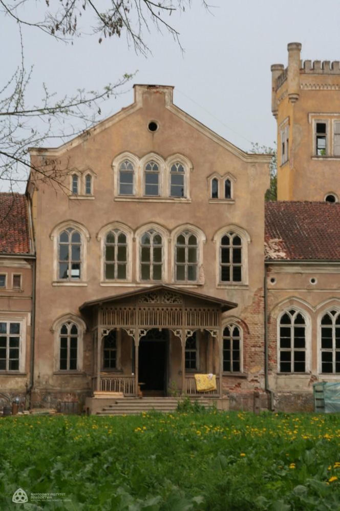 Ta wieś ma ponad 600 lat. Zachował się w niej wyjątkowy neogotycki pałac