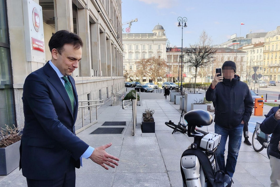 Spotkanie ministra finansów z robotem