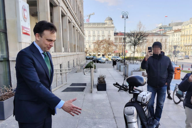 Spotkanie ministra finansów z robotem