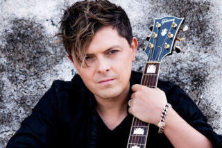 Michael Patrick Kelly czaruje piosenką Wonders. Specjalny utwór z reedycji albumu