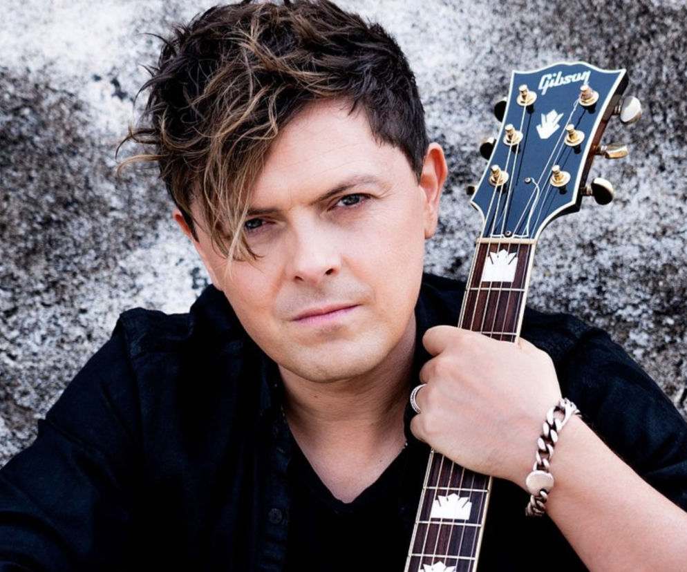 Michael Patrick Kelly czaruje piosenką Wonders. Specjalny utwór z reedycji albumu