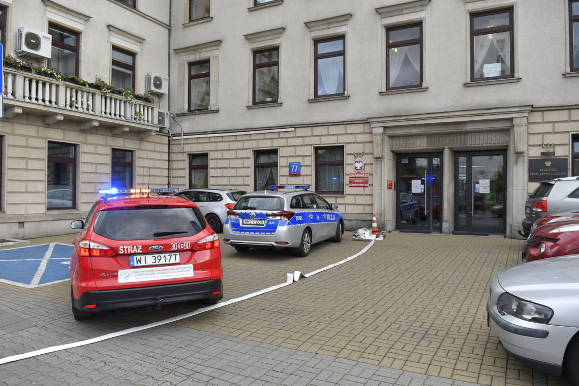 Pilna akcja służb pod biurem rzecznika praw obywatelskich. Tajemnicza fiolka w kopercie 