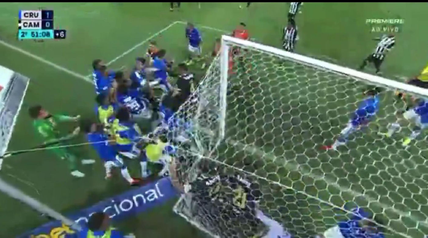 Burdy na meczu Cruzeiro - Atletico Mineiro