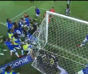 Burdy na meczu Cruzeiro - Atletico Mineiro