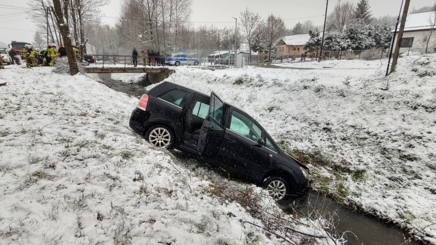 Opel wpadł do potoku po zderzeniu z innym samochodem. Kierowca został uwięziony