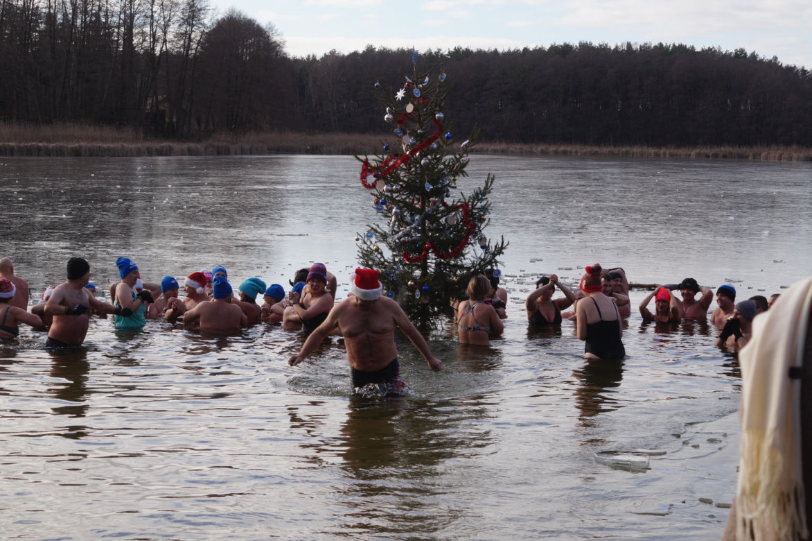 Zimna woda im niestraszna! Morsowanie w podbydgoskich Pieckach [ZDJĘCIA]