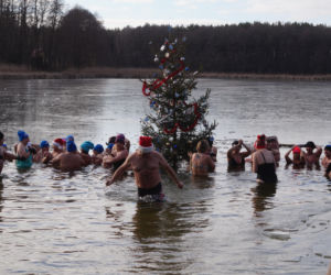 Zimna woda im niestraszna! Morsowanie w podbydgoskich Pieckach [ZDJĘCIA]