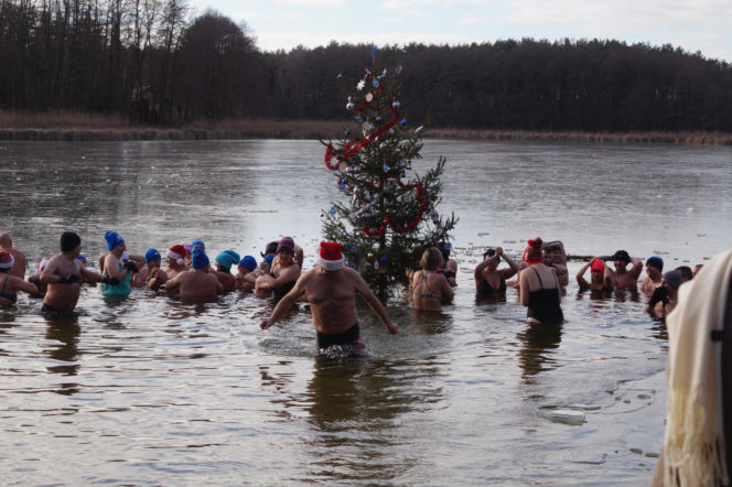 Zimna woda im niestraszna! Morsowanie w podbydgoskich Pieckach [ZDJĘCIA]