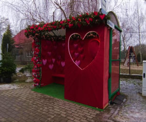 Romantyczny przystanek autobusowy w Moczyłach