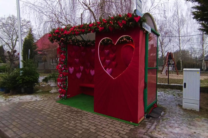 Romantyczny przystanek autobusowy w Moczyłach