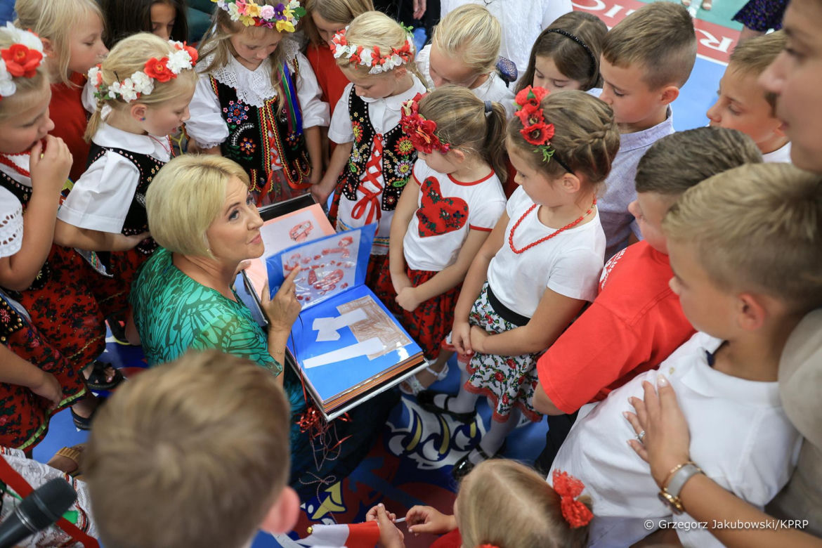  Agata Duda wśród dzieci
