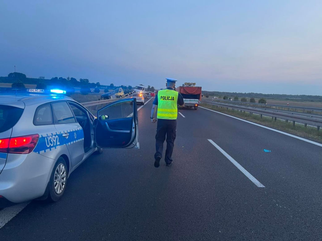 Uderzył w stojącego na drodze 27-latka! Tragedia na S5 koło Gniezna