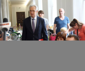 KOLEJNY DZIEŃ PROTESTU RODZICÓW DZIECI NIEPEŁNOSPRAWNYCH W SEJMIE.