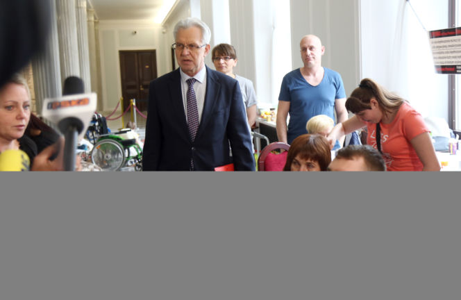 KOLEJNY DZIEŃ PROTESTU RODZICÓW DZIECI NIEPEŁNOSPRAWNYCH W SEJMIE.
