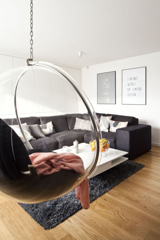 Szara, narożna sofa w salonie