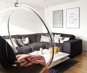 Szara, narożna sofa w salonie