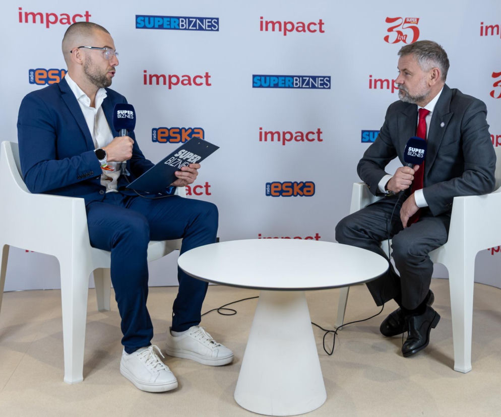 Łukasz Trybulski z Super Biznesu przeprowadza wywiad z Grzegorzem Wroną z Ministerstwa Aktywów Państwowych podczas Impact 2026. Rozmowa dotyczy rządowego wsparcia dla JSW i Grupy Azoty oraz strategii dla Krajowej Grupy Spożywczej, o czym możesz przeczytać na Super Biznes.